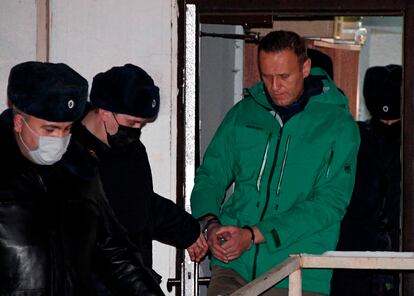 Alexéi Navalni sale de la comisaría de Khimki, a las afueras de Moscú, después de ser condenado a 30 días de prisión el 18 de enero.