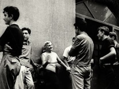 Fotografía de ambiente callejero del Raval tomada por Joan Colom hacia 1960.