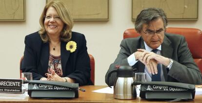 La presidenta de la Comisi&oacute;n Nacional del Mercado de Valores (CNMV), Elvira Rodr&iacute;guez, junto al presidente de la Comisi&oacute;n de Econom&iacute;a y Competitividad del Congreso de los Diputados, Ovidio S&aacute;nchez.