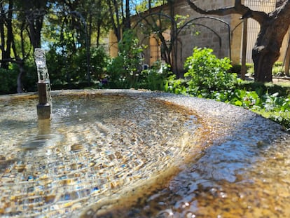 Una fuente de agua fresca borbotea cerca del tronco de la gran morera, habitante originaria del huerto.