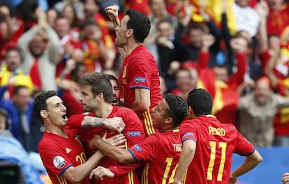 Celebración de los jugadores de la selección de España tras el gol de Piqué.
