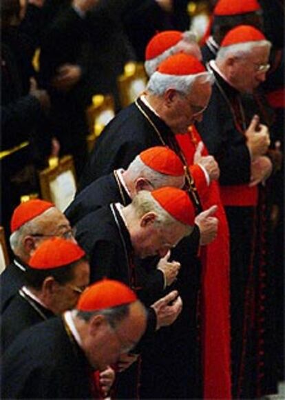 Los nuevos purpurados se santiguan durante la audiencia que les ha concedido esta mañana el Papa.