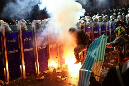 Manifestación en protesta por la detención del lider opositor Ekrem Imamoglu, ayer en Estambul.