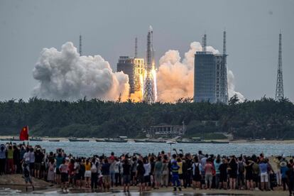 Centenares de personas observan cómo se levanta el 'Larga Marcha 5B', el pasado 29 de abril, llevando una de las partes de la futura estación espacial china.