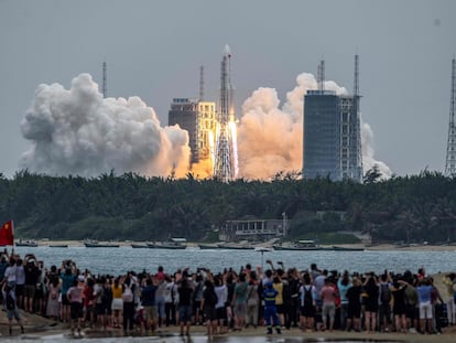 Centenares de personas observan cómo se levanta el 'Larga Marcha 5B', el pasado 29 de abril, llevando una de las partes de la futura estación espacial china.