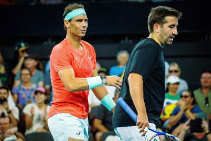 Rafael Nadal (a la izquierda) y Marc López, durante el partido de dobles.