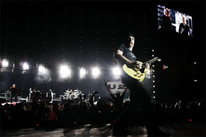 El guitarrista de U2, The Edge, en un momento de la actuación en Madrid.