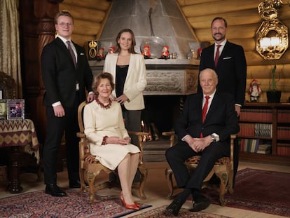 La felicitación de la Casa Real noruega ha sido más comentada por quienes faltan en la foto que por los que están. "Las fotos de Navidad de este año son tomadas en Kongsseteren, donde la pareja real celebrará la Navidad. La princesa heredera Mette-Marit, desafortunadamente, no pudo participar en la fotografía debido al coronavirus. La familia del príncipe heredero celebra la Navidad en su cabaña en Uvdal", advierte el texto que han publicado en su cuenta oficial de Instagram junto a la fotografía. Según informaron los responsables de comunicación real, Mette-Marit, mujer del heredero, Hakoon, no pudo participar en el reportaje fotográfico porque debe guardar reposo, ya que está considerada persona de alto riesgo por la fibrosis pulmonar que padece. 