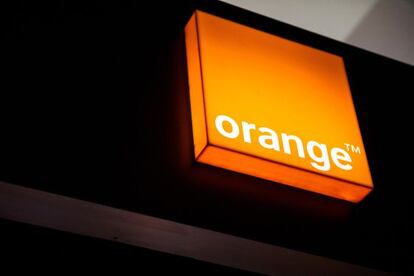 Un logo de Orange, en una tienda en Barcelona.