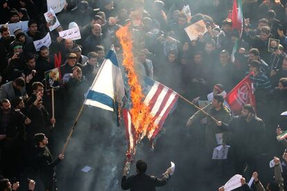 Participantes en el cortejo fúnebre de Soleimani queman las banderas de Estados Unidos e Israel en las calles de Teherán.