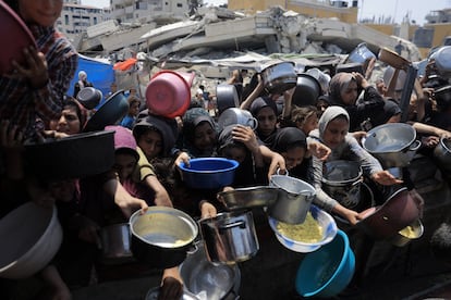 Palestinos esperan recibir comida de un comedor social, el 14 de agosto 2025. 