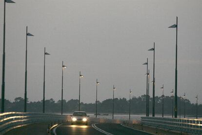 Viaducto entre A Illa y Vilanova de Arousa, con el alumbrado apagado en la mitad que le corresponde encender a este último municipio.