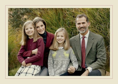 Los reyes Felipe y Letizia posan con las infantas, Leonor y Sofía, en una imagen familiar que ha servido para felicitar la Navidad, el 12 de diciembre de 2016.