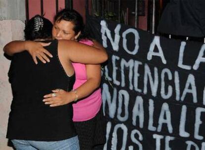 Familiares de José Ernesto Medellín lloran tras ser informados de la ejecución.