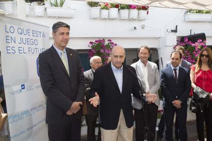 Jorge Fernández Diaz, acompañado del alcalde de Badalona, Xavier García Albiol.