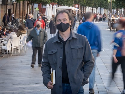 El antropólogo Alberto del Campo, tras la entrevista en la calle San Jacinto de Sevilla.