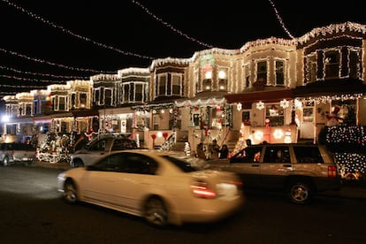 Todos los edificios de la calle 34 de Baltimore (noreste de Estados Unidos) se llenan de luces para celebrar la Navidad en una tradicin que arrnac en 1.989. Miles de turistas acuden a contemplar el espectculo al que se ha llamado <i>Milagro en la calle 34,</i> ttulo tambin de una pelcula navide?a que en Espa?a se titul <i>De ilusin tambin se vive.</i>