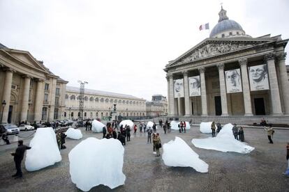 Instalación 'Ice Watch' del artista islandés Olafur Eliasson en París.