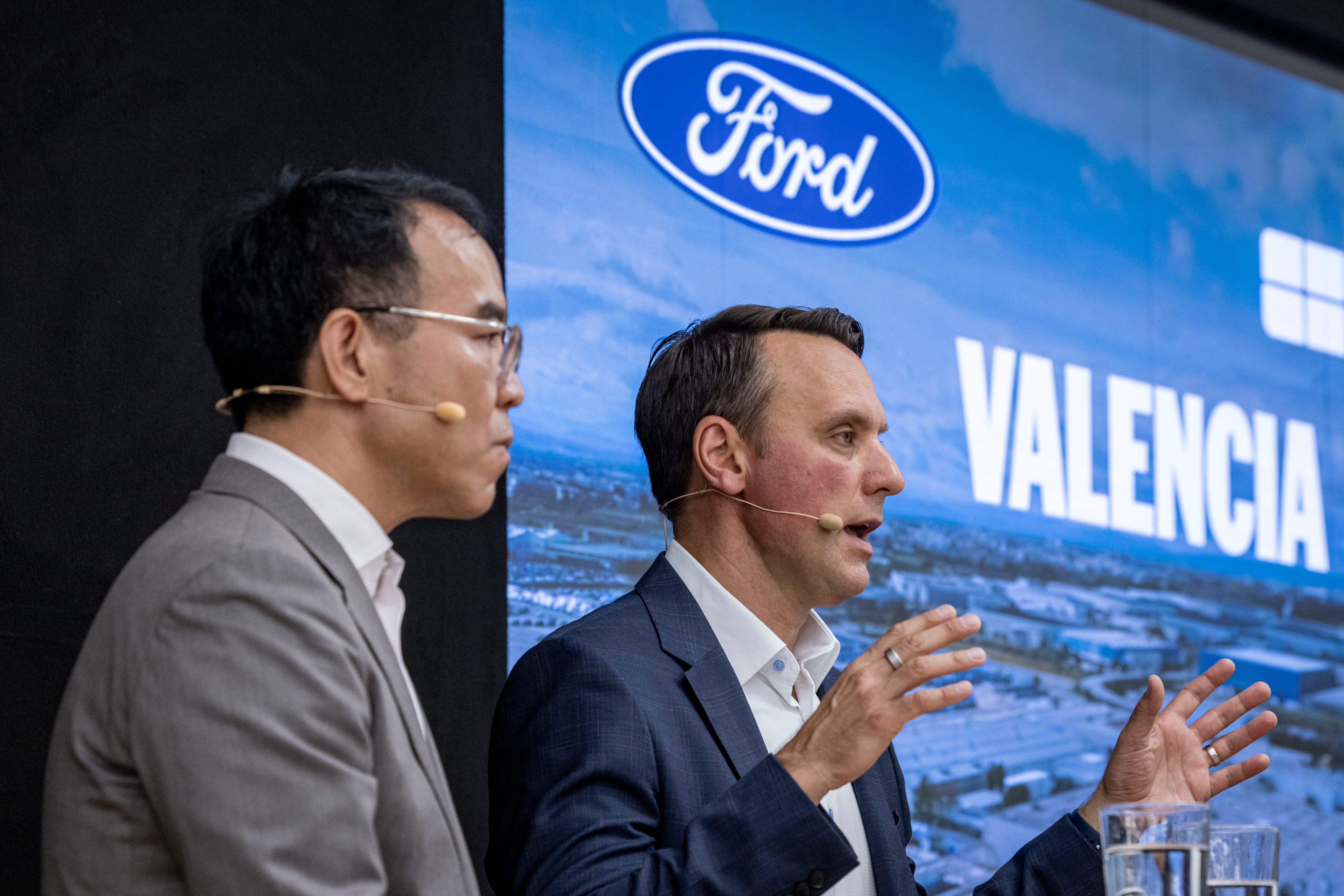A la izquierda Victor Yang vicepresidente de Geely Holding Group y a la derecha Jim Baumbick, presidente de Ford en Europa, el pasado jueves en Almussafes.