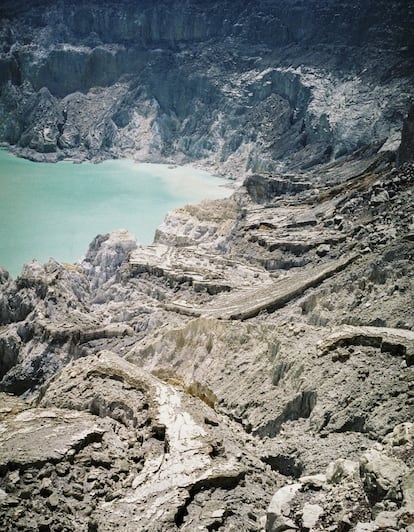 O contraste entre a cor turquesa da água e as colunas de fumaça atraem muitos turistas para o Kawah Ijen.