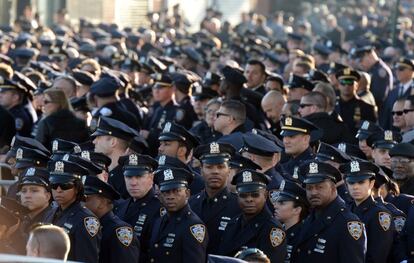 Miles de policías procedentes de todo Estados Unidos se han reunido en la despedida por el policía muerto por venganza.
