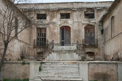 Construido sobre las ruinas de un alcázar musulmán. El edificio ha pasado por distintas manos durante siglos hasta el completo abandono que vive actualmente. Un asociación de vecinos de Almanzora se ha unido para exigir al Ayuntamiento su rehabilitación. Proponen que se arregle tanto el interior como el exterior y se use para actos empresariales y sociales, lo que supondrá una fuente de ingresos necesarios para el mantenimiento anual.