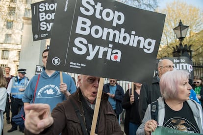 Un manifestante reacciona durante una manifestación contra la decisión del presidente estadounidense, Donald Trump, de bombardear Siria, en Downing Street, Londres (Reino Unido).