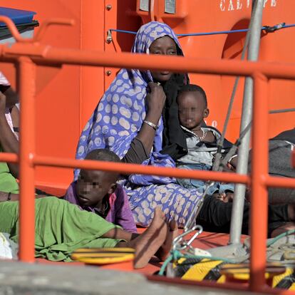 GRAFCAN3990. LA RESTINGA (EL HIERRO), 18/09/2024.- Varios migrantes a bordo de un buque de Salvamento Marítimo llegan este miércoles a El Hierro tras el rescate de un cayuco con 57 inmigrantes a bordo, entre ellos tres mujeres y cuatro menores. EFE/Gelmert Finol
