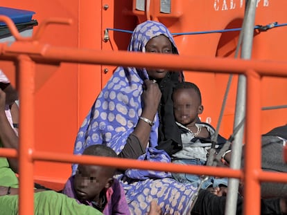 GRAFCAN3990. LA RESTINGA (EL HIERRO), 18/09/2024.- Varios migrantes a bordo de un buque de Salvamento Marítimo llegan este miércoles a El Hierro tras el rescate de un cayuco con 57 inmigrantes a bordo, entre ellos tres mujeres y cuatro menores. EFE/Gelmert Finol