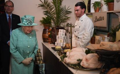 La reina Isabel II en una réplica de una de las tiendas originales de Sainsbury's, en Covent Garden, Londres.