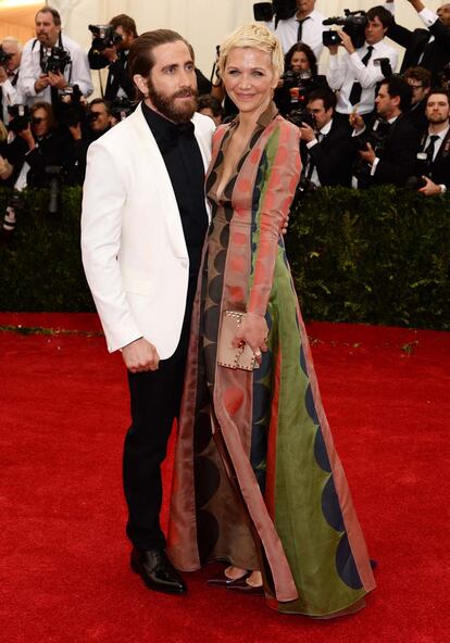 Jake Gyllenhaal con su hermana Maggie Gyllenhaal, que llevaba un vestido de Valentino.