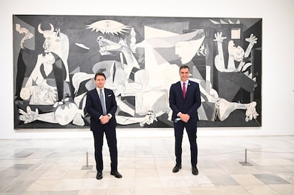 El presidente del Gobierno, Pedro Sánchez, junto a su homólogo italiano, Giuseppe Conte, durante una visita al 'Guernica', en julio de 2020.