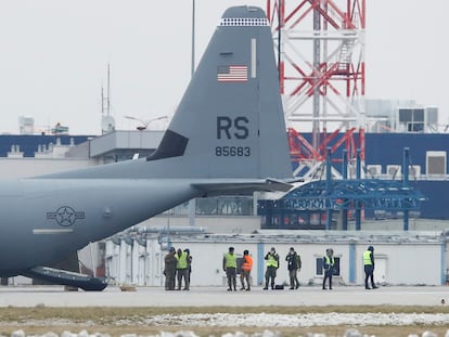 Un avión militar de transporte estadounidense tras aterrizar, este viernes, en Rzeszow (Polonia).