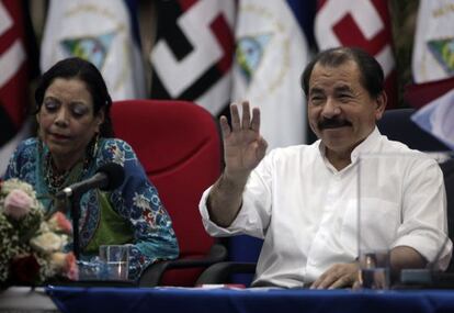 O presidente da Nicarágua Daniel Ortega com sua esposa, Rosario Murillo.