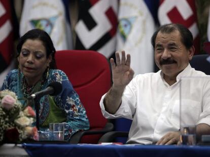 O presidente da Nicarágua Daniel Ortega com sua esposa, Rosario Murillo.