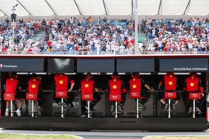 Parte del equipo técnico de Ferrari monitorizan la carrera desde el 'pitwall' del equipo, este domingo durante el Gran Premio de Francia de Fórmula 1.