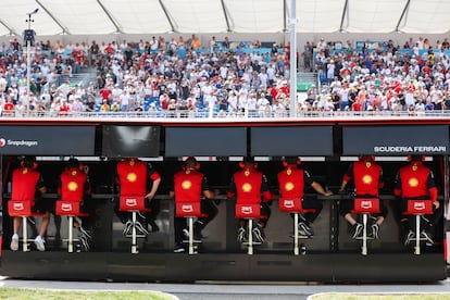 Parte del equipo técnico de Ferrari monitorizan la carrera desde el 'pitwall' del equipo, este domingo durante el Gran Premio de Francia de Fórmula 1.