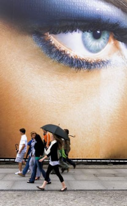 Cartel publicitario en la avenida Unter den Linden, en Berlin.