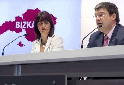 Itxiar Garamendi, diputada de Obras Públicas y Transportes, junto a Juan Mari Aburto durante la rueda de prensa.