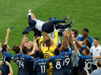 Los jugadores celebran con el entrenador Deschamps tras ganarle a Croacia en la final.