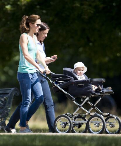 Vestida de manera casual y tratando de pasar incluso desapercibida en un día caluroso del pasado mes de agosto, Kate Middleton pasea a su hijo Jorge por los jardines cercanos a su residencia de Kensington.