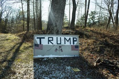 Un cartel de apoyo al candidato republicano Donald Trump en la carretera que cruza Chappaqua, que apenas tiene prograpaganda política.