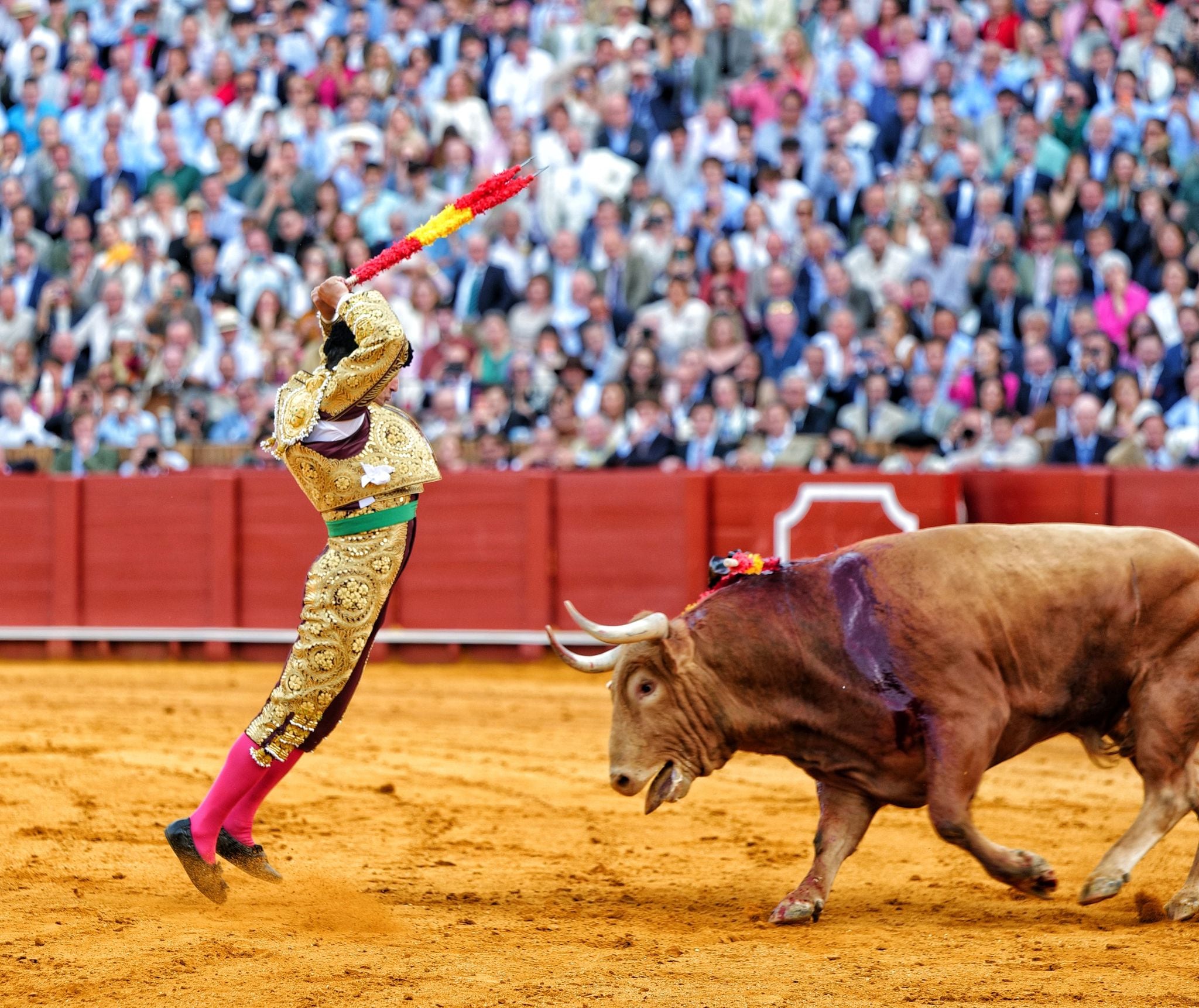 Pair of flags from Morante de la Puebla on the afternoon of April 16.
