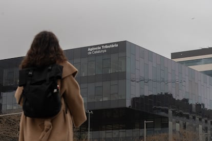 Una mujer pasa por delante de la sede de la Agencia Tributaria de Cataluña,en Barcelona.