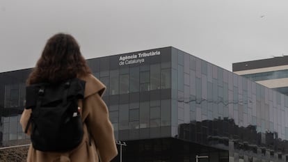Una mujer pasa por delante de la sede de la Agencia Tributaria de Cataluña,en Barcelona.