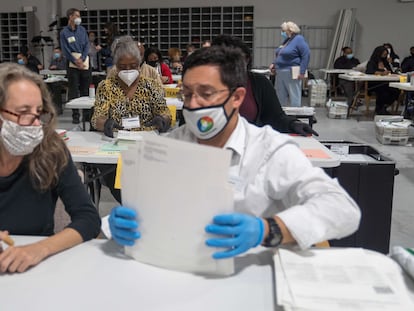 Funcionários eleitorais da Geórgia durante a recontagem de votos desta semana em Atlanta.