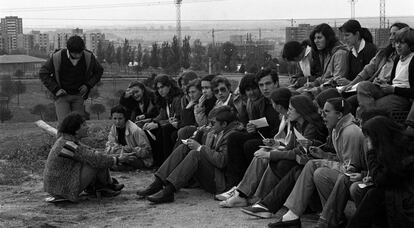 Una profesora da una clase al aire libre el 30 de abril de 1980 en el solar donde se tenía que construir un instituto en La Elipa, un barrio de Madrid.