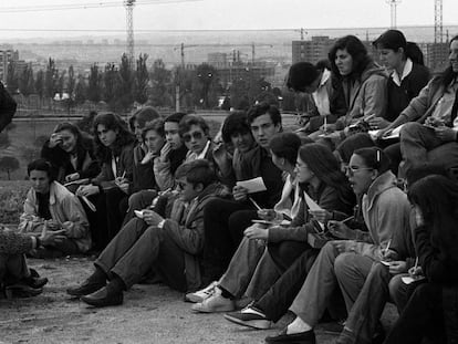 Una profesora da una clase al aire libre el 30 de abril de 1980 en el solar donde se ten&iacute;a que construir un instituto en La Elipa, un barrio de Madrid.