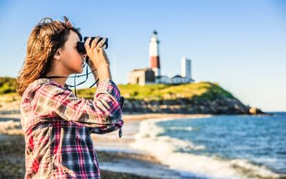 Contemplando el océano Atlántico desde el faro de Montauk Point, en Long Island, en el Estado de Nueva York.