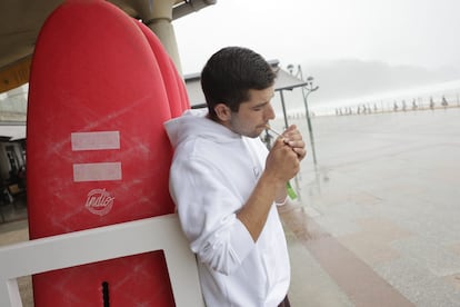 Un veraneante enciende un cigarro en el malecón de la playa de Zarautz, este pasado 27 de agosto.